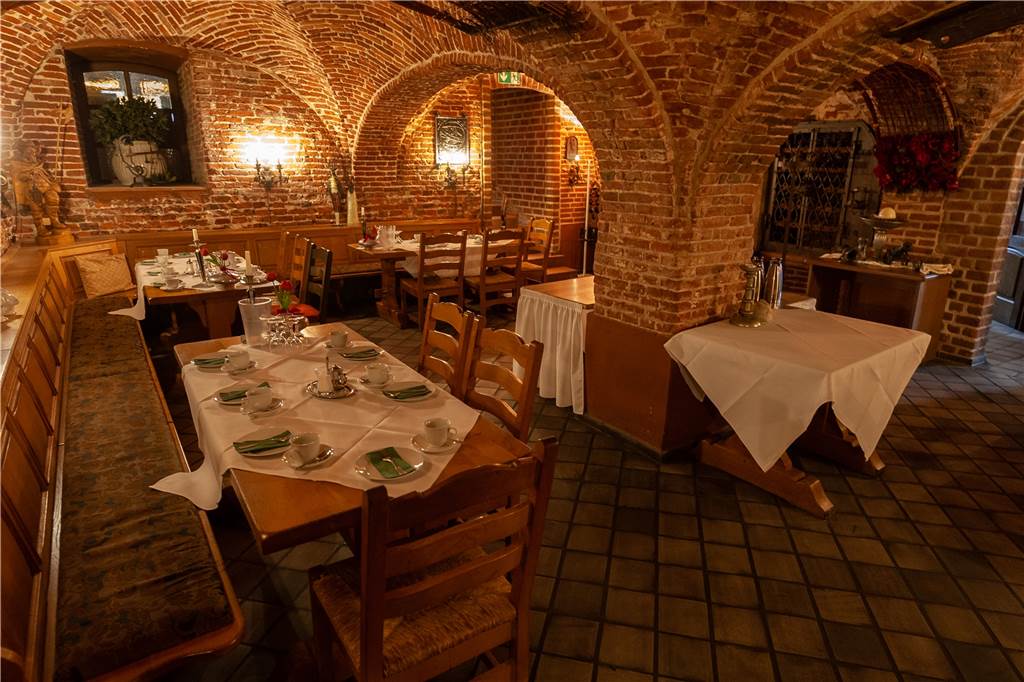 Es schmeckt einfach noch mal so gut in einem mittelalterlichen Gewölbekeller Der Blick in den historischen Gewölbekeller des Burghotels Pass.