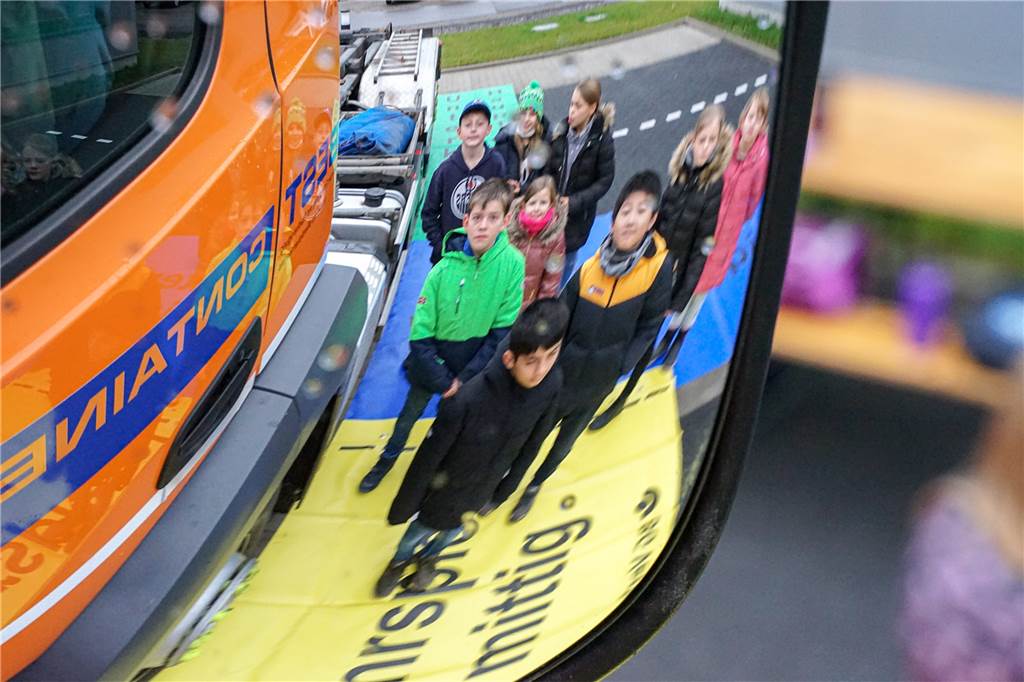 Gregorschule initiiert Verkehrssicherheitsaktion „Toter Winkel“ Der Blick in den Seitenspiegel verrät, welche Dimensionen der tote Winkel eines Lkw-Fahrers hat.