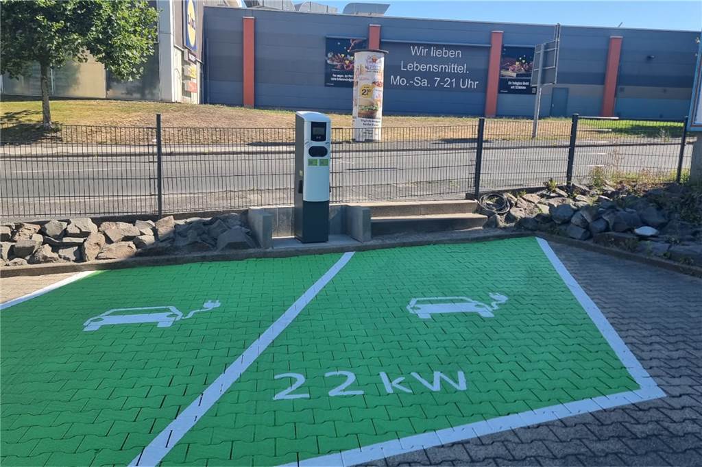 E-Ladesäulen für Castrop-Rauxel: Verzögerungen bei Siemens Der Blick in die andere Richtung: Hier ist eine zweite Säule installiert. Direkt gegenüber befindet sich Edeka Richter, nebenan die Pizzeria Le Dune.