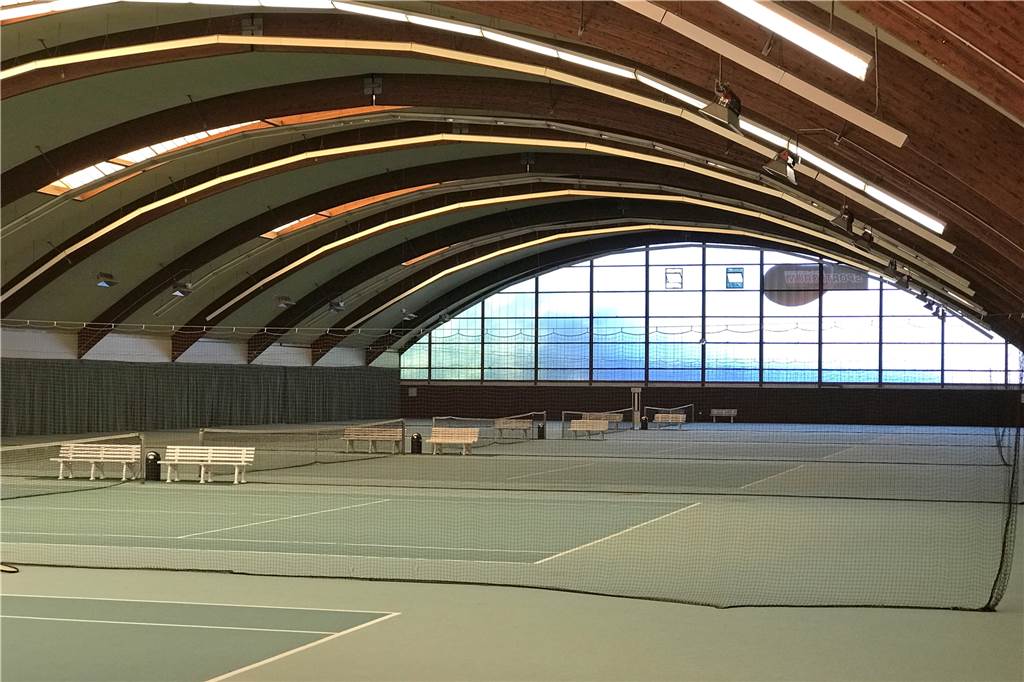 Das Herzstück des Sportforums wird geschlossen Der Blick in die Tennishalle: Auf sechs Feldern kann hier gespielt werden. Mit dem Rundbogen hat die Halle ein Alleinstellungsmerkmal.