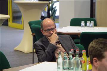 Der Blick sagt alles. CDU-Ratsherr Rolf Weißner ist geschockt noch den ersten Prognosen, die große Verluste für seine Partei bei der Europawahl in Deutschland vorhersagt.