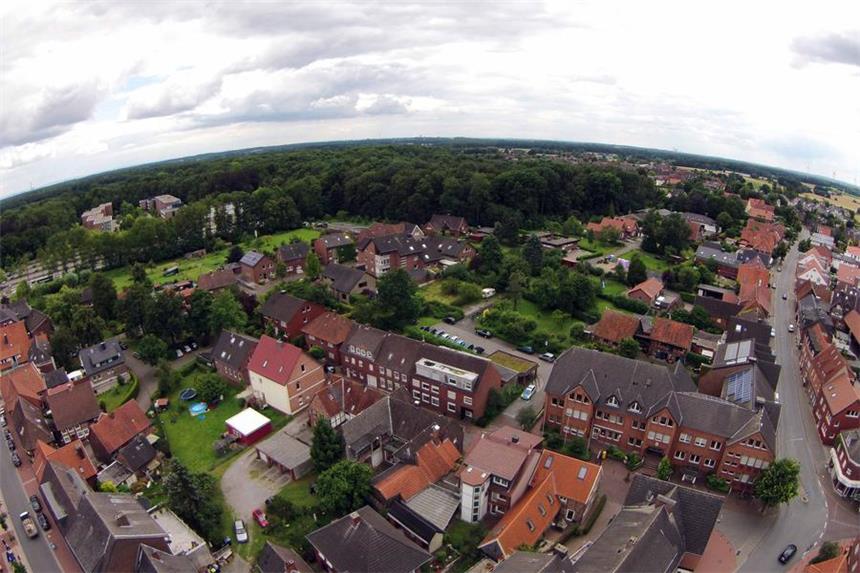 Wann öffnen Nordkirchens Geschäfte sonntags? Der Blick über das Rathaus Nordkirchens hinweg auf den Ortskern und die Randbezirke.