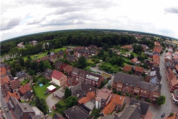 Der Blick über das Rathaus Nordkirchens hinweg auf den Ortskern und die Randbezirke.