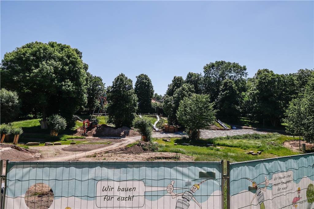 Der Blick über den Bauzaun zeigt, dass die Arbeiten am „neuen“ Robinson-Spielplatz auf Hochtouren laufen.