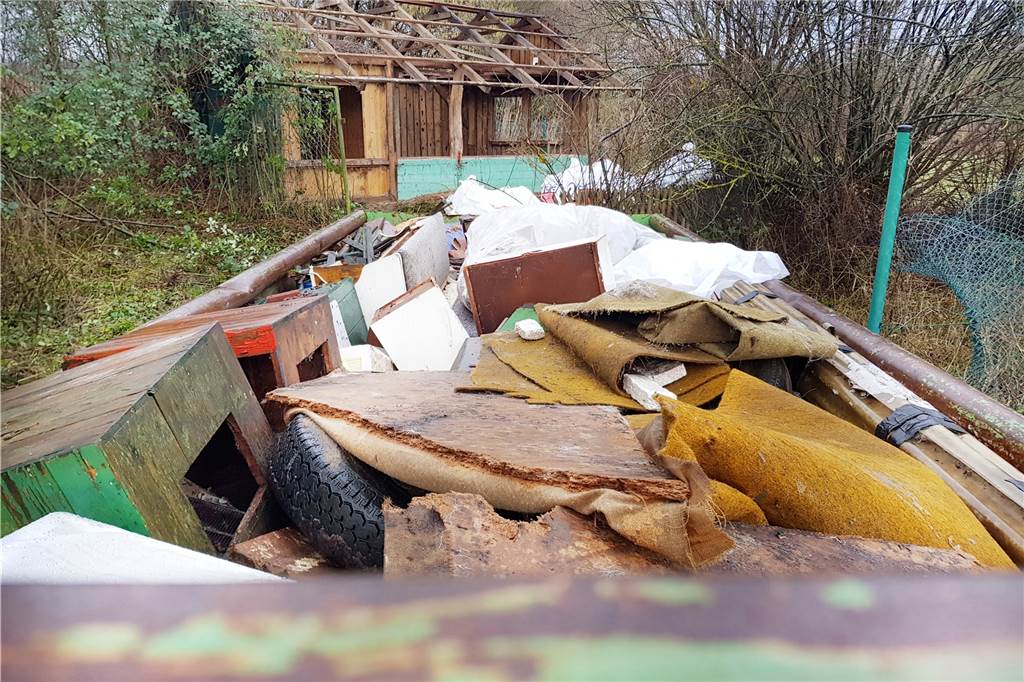 Abriss der illegalen Bienen-Hütte im Naturschutzgebiet Dinkelwiesen bringt Anwohner auf 180 Der Blick über den großen Müllcontainer zeigt: Über die Jahre hatte sich in der Hütte jede Menge Müll angesammelt.