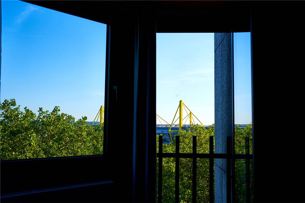 Der Blick vom Bett: Direkt hinter den Fenstern liegt das Stadion.