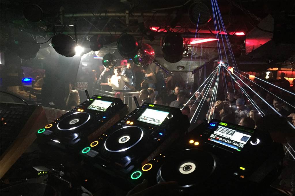 Der Blick vom DJ-Pult auf die Tanzfläche in der großen Halle im Village.
