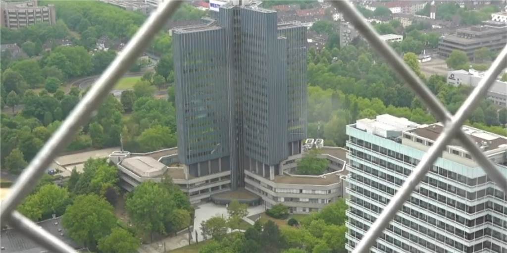 Der Blick vom Florianturm zeigt den Fundort zwischen den Bürogebäuden an der B1.