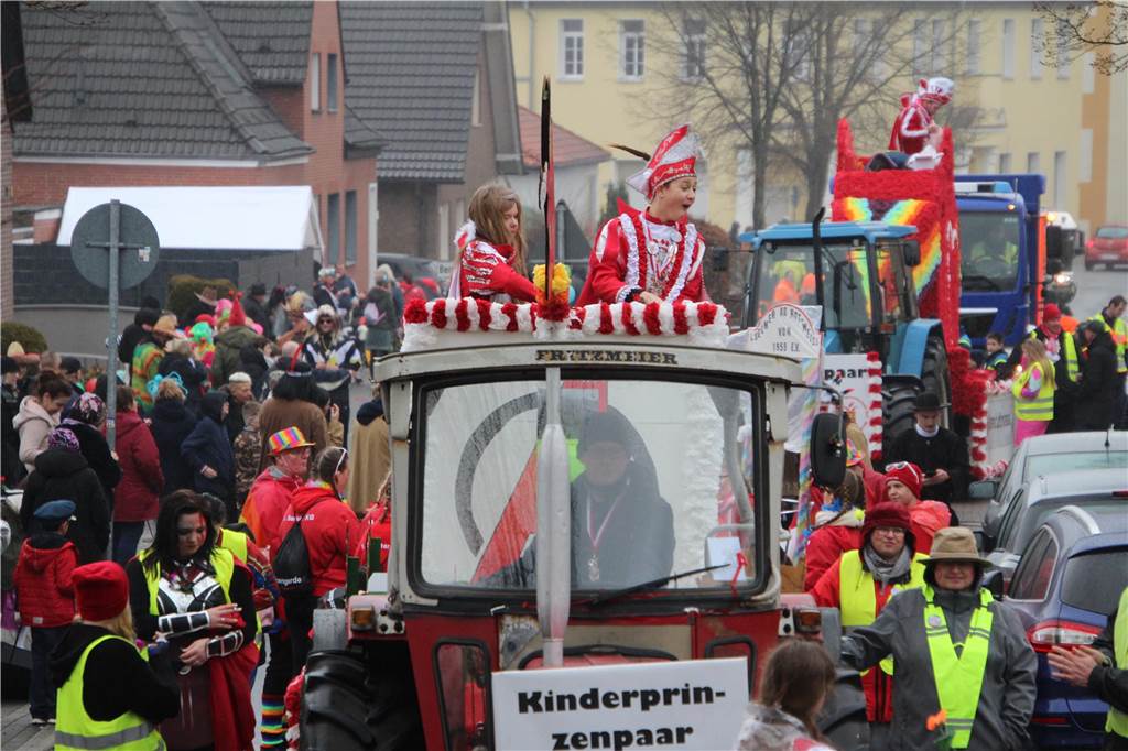 Baby Lotta erlebte 2023 ihren ersten Selmer Karnevalsumzug Der Blick vom Kükenwagen fällt auf den Prinzenwagen. Christina Steinbrink war selbst Kinderprinzessin und später erwachsene Karnevalsprinzessin. Dass der Karneval ihren eigenen Töchtern auch so viel Spaß machen wird wie ihr selbst, hofft sie. Die ersten Erfahrungen bestätigen das.