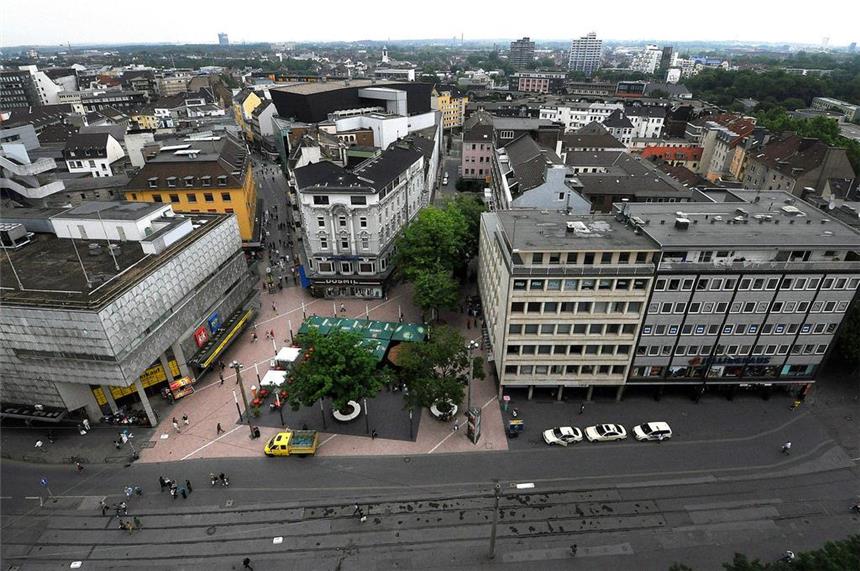 Der Blick vom Reinolditurm auf die Pforte zum Brückstraßen-Viertel mit dem Platz von Leeds (vorn Mitte) mildert die Tristesse durch entsprechend viel Abstand und Bäume im Vordergrund. Links ist das Ex-Karstadt-Haus zu sehen, oben in der Bildmitte der hochaufragende schwarze "Kasten" ist der Saal des Konzerthauses.