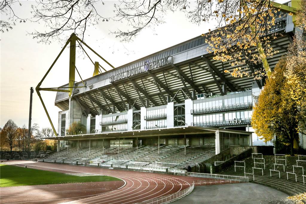 Der Blick vom Stadion Rote Erde auf den Signal Iduna Park. Für die EM 2024 werden die Mixed Zone und der Pressekonferenz-Raum aus dem großen Stadion ausgelagert und auf die Haupttribüne der Roten Erde verlegt.