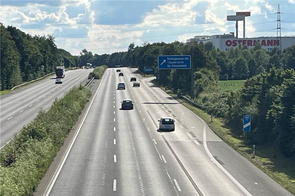 Auto überschlägt sich auf der A2: Jetzt blockiert ein defekter Rettungshubschrauber die Autobahn Der Blick von der A2 bei Suderwich in Fahrtrichtung Oberhausen: Hier fahren nur ganz vereinzelt Autos.
