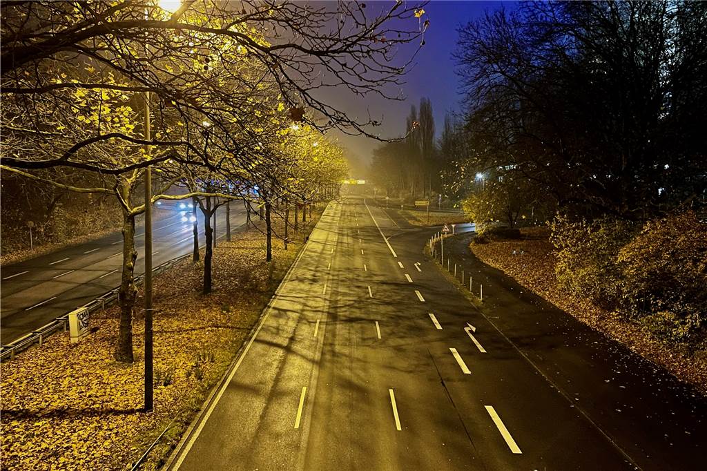 Der Blick von der B54 in Richtung Märkische Straße: Dieser Bereich liegt im Evakuierungsradius von 500 Metern um den Fundort der fünf Weltkriegsbomben.
