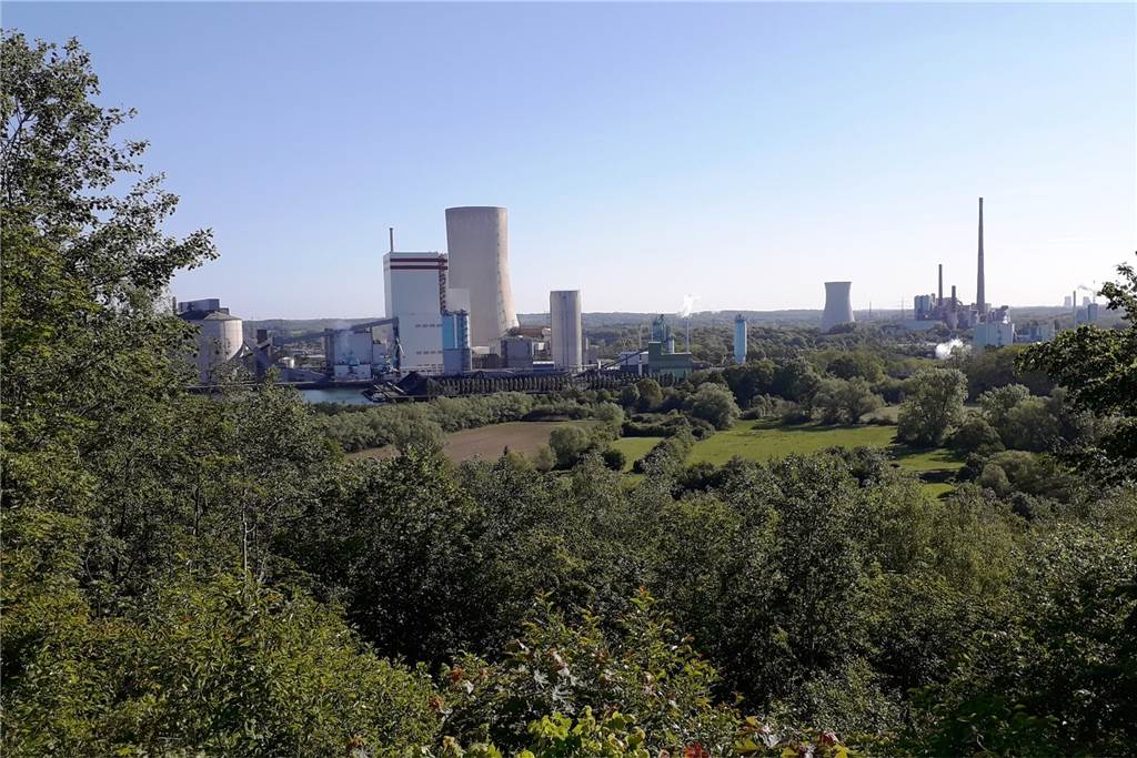 Gipfelstürmer in Lünen: Wanderung führt zu Bunker und Ufo Der Blick von der Halde Tockhausen. In Lünen liegen Natur und Industrie dicht beieinander.