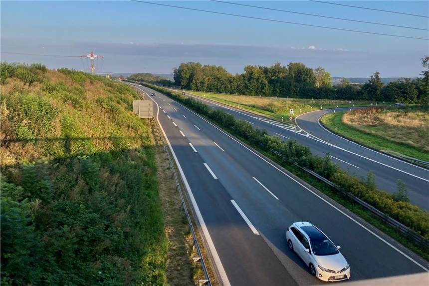 B1 in Dortmund wird Großbaustelle: Termin für den Baustart steht Der Blick von der schon neugebauten Brücke am Buddenacker auf die B1: Hier wird die Bundesstraße bis 2026 auf sechs Spuren ausgebaut.