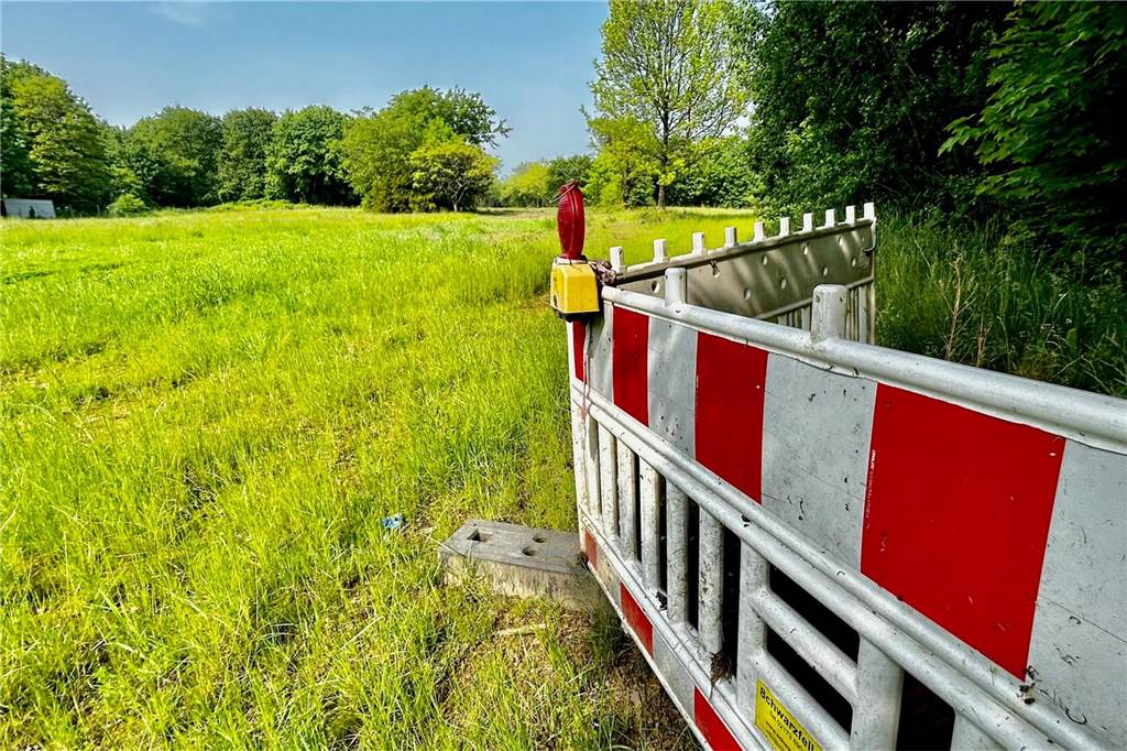 Das lange Warten auf mehr als 100 neue Wohnungen: „Dass das so lange dauert, ist nicht normal“ Der Blick von der Wellinghofer Straße auf das Baugrundstück. Hier stand einmal die alte Feuerwache.