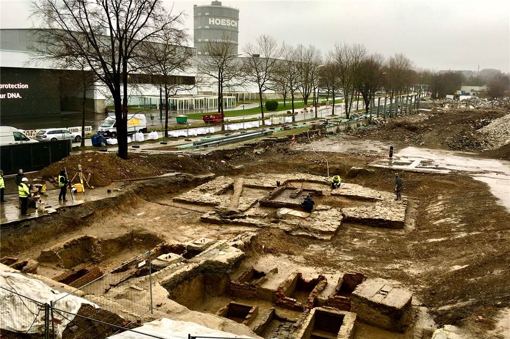 Archäologen graben bei Wilo Kapelle und Gruften derer von Romberg aus Der Blick von oben zeigt das Ausmaß der Anlage.