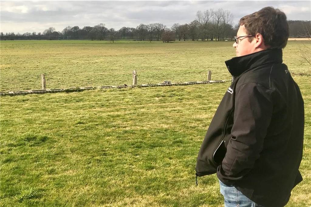 Gewerbegebiet in Holsterhausen trotz Protesten immer noch denkbar Der Blick von seinem Garten geht ins Grüne. Doch Jörg Michelt fürchtet, dass sich dies eines Tages ändern könnte.