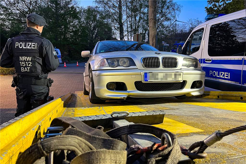 „Car-Freitag“ in Castrop-Rauxel: Menschenmassen kesseln Zivil-Polizisten ein Der BMW ist eines von zwei Autos, die die Polizei bei der stationären Großkontolle in Herten sichergestellt hat.