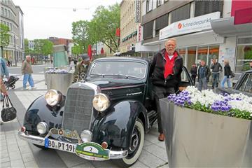 Der Bochumer Dr. Rolf Tiggemann ist mit seinem 1953er Mercedes Benz 170 S-D erfolgreich.