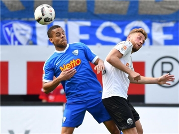 Der Bochumer Jan Gyamerah (l) und Sandhausens Lukas Höler im Zweikampf. Foto: Uwe Anspach
