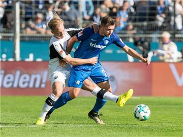 Der Bochumer Kevin Stöger (r) beim Duell mit Sandhausens Maximilian Jansen. Foto: Guido Kirchner