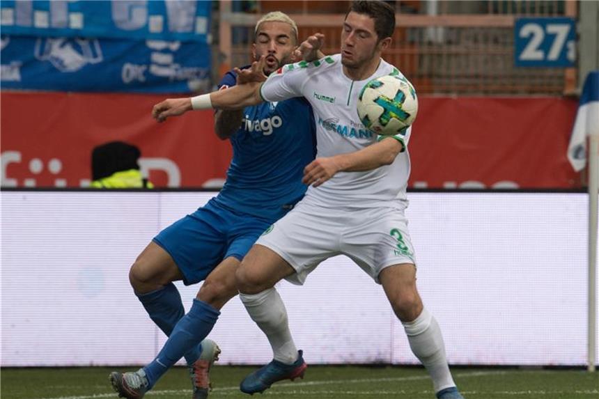 VfL Bochum wieder ohne Sieg: 1:1 gegen Greuther Fürth Der Bochumer Selim Gündüz (l) wird von Maximilian Wittek abgedrängt. Foto: Bernd Thissen