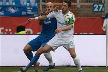 Der Bochumer Selim Gündüz (l) wird von Maximilian Wittek abgedrängt. Foto: Bernd Thissen