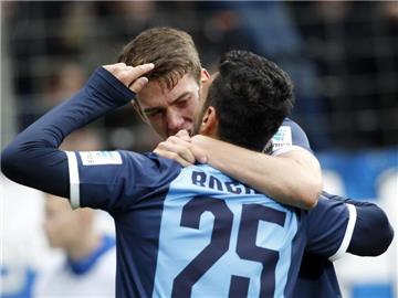 Der Bochumer Torschütze zum 1:1, Onur Bulut (r), jubelt mit Janik Haberer. Foto: Roland Weihrauch