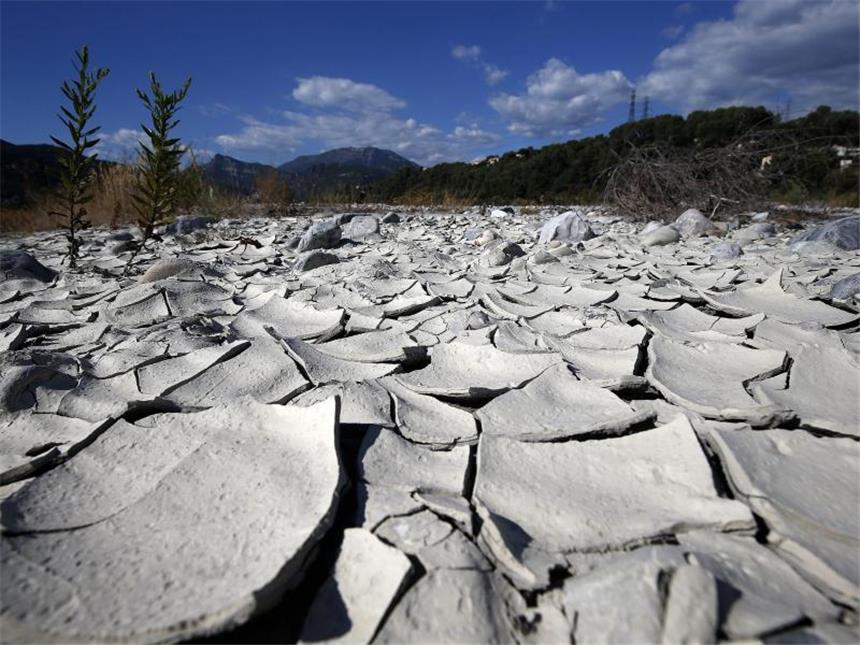 UN-Wetterexperten erwarten für 2016 neuen Wärmerekord Der Boden des ausgetrockneten französischen Flusses Var im September 2016. Foto: Sebastien Nogier/Archiv