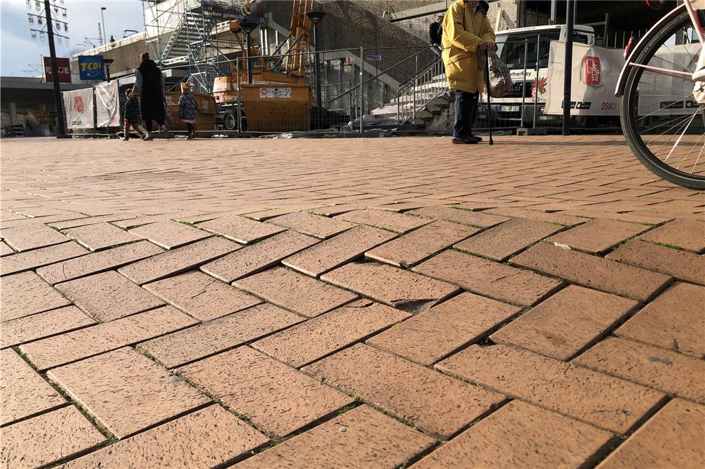 Vorwurf: „Im eks fehlt ein Leitsystem für Sehbehinderte“ Der Boden im Einkaufszentrum eks ist an einigen Stellen sehr uneben - wahrscheinlich durch unterirdische Wurzeln - und wird dadurch zur Stolperfalle