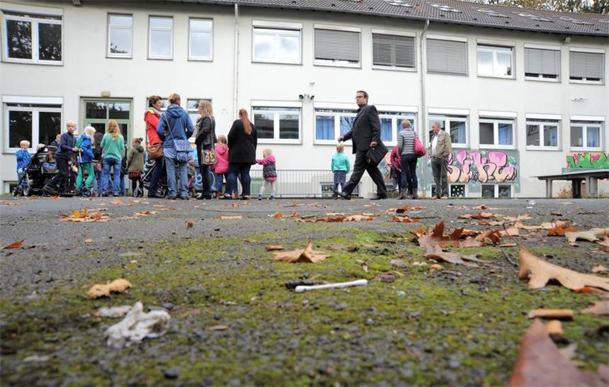 Schule am Stadtpark: "Wir Eltern wurden vorgeführt" Der Boden unter dem Schulhof der Realschule am Stadtpark ist verseucht. Nun wurde eine Dienstaufsichtsbeschwerde eingereicht.