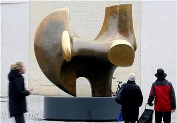 „Der Bogenschütze“ (1966) aus Berlin steht jetzt auf dem Vorplatz des LWL-Museums für Kunst und Kultur. Ab morgen ist dort die größte Werkschau des Bildhauers in Deutschland seit 18 Jahren zu sehen.  