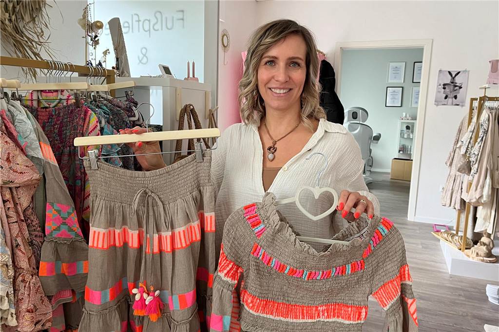 Sandra Breuer zeigt Kleidung im Boho-Stil.