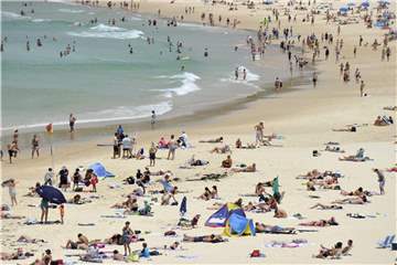 Der Bondi Beach in Sydney ist vorübergehend gesperrt. Ein angeschwemmtes Walkadaver könnte Haie anlocken. Foto: Joel Carrett/AAP/Archiv