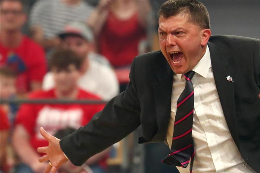 Predrag Krunic bleibt Trainer der Telekom Baskets Bonn Der Bonner Trainer Predrag Krunic gestikuliert am Spielfeldrand. Foto: Daniel Karmann/Archiv