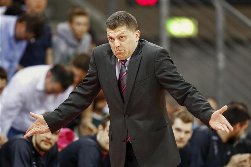 Niederlage für Bonner Basketballer in der Champions League Der Bonner Trainer Predrag Krunic gestikuliert. Foto: Daniel Löb/Archiv
