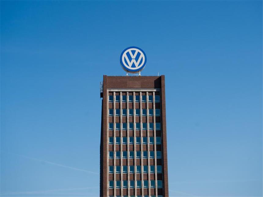 VW-Tarifmitarbeiter bekommen 3950 Euro Bonus Der Bonus wirkt wie ein kleines Konjunkturprogramm - vor allem für Niedersachsen, wo die meisten der 120.000 Menschen im VW-Haustarifvertrag arbeiten. Foto: Julian Stratenschulte