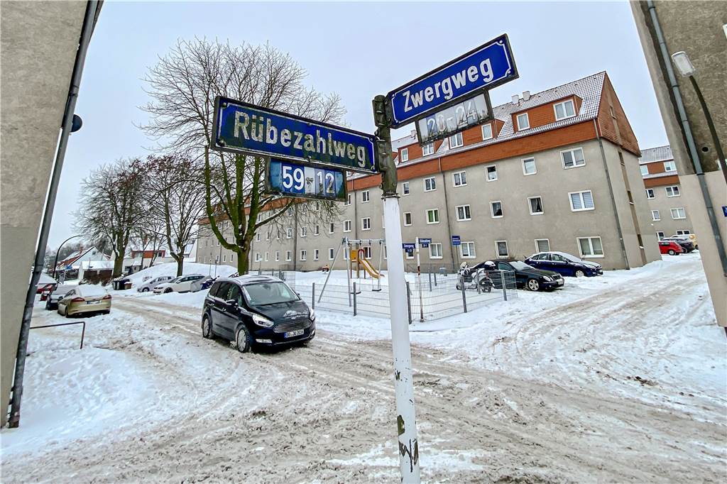 Beauftragte Firmen räumen Schnee nicht weg - Gefahr für Anwohner Der Bordstein ist nicht zu erkennen, weil die Straßen nach Vorgabe der Stadt weder geräumt noch gestreut werden.