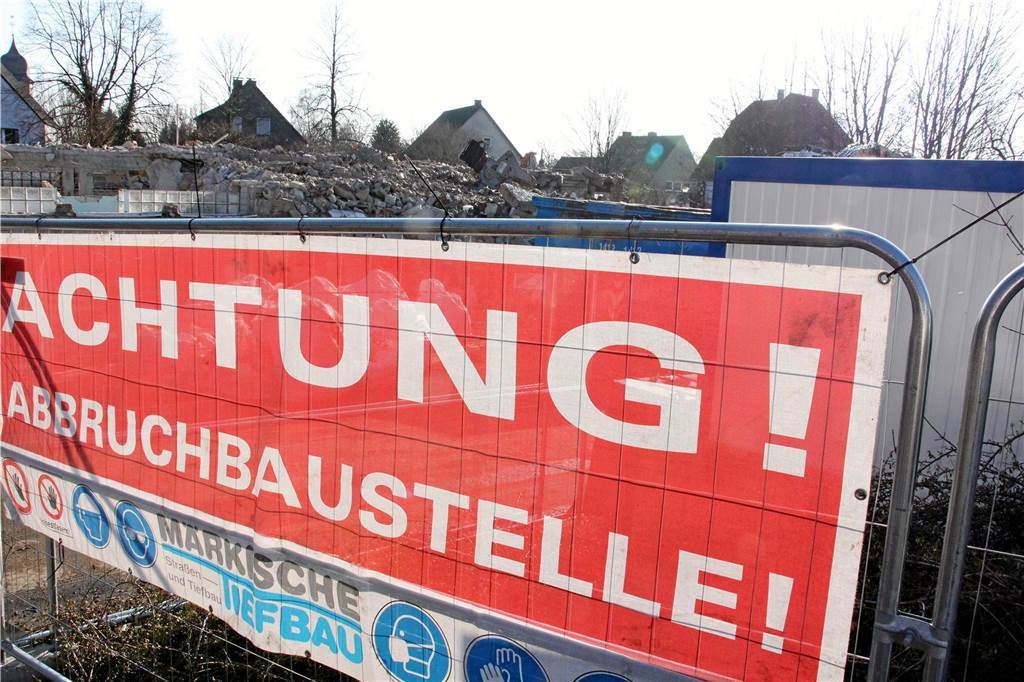 Der Borker Markt im Februar 2018. Die Bebauung - ein Mehrfamilienhaus mit Einzelhandel und Dienstleistern - macht durch Abriss Platz für ein Seniorenheim der Caritas.