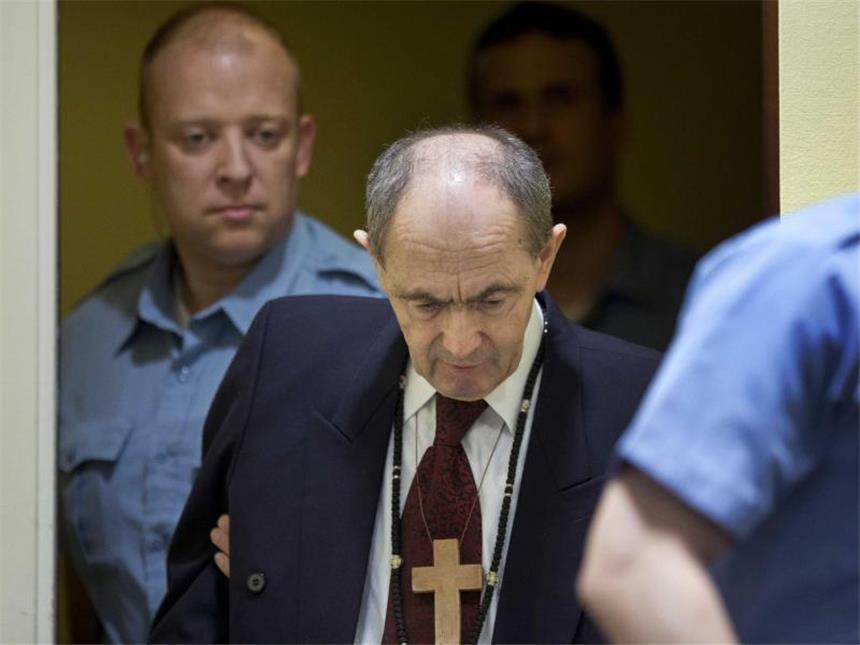 Lebenslang für Ex-General wegen Srebrenica-Völkermord Der bosnisch-serbische Ex-General Zdravko Tolimir muss für den Völkermord von Srebrenica lebenslang hinter Gitter. Foto: Peter Dejong