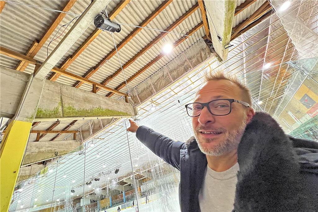 Rechnerei ohne Ende: Grizzlys kämpfen in Moers um Rang vier Dr. Martin Brodde zeigt auf etwas.