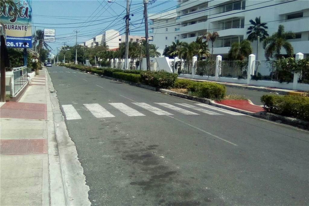 Südlohner Richard Mushold im Paradies gefangen durch Coronavirus Der Boulevard de Juan Dolio, normalerweise eine belebte Straße, ist durch den Ausbruch des Coronavirus menschenleer.