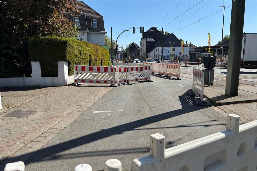 Baustelle folgt Baustelle in Brackel: Geschäfte und Anwohner genervt Die Sperrung des Brackeler Hellwegs in Fahrtrichtung Innenstadt. Fotografiert aus Richtung Innenstadt.