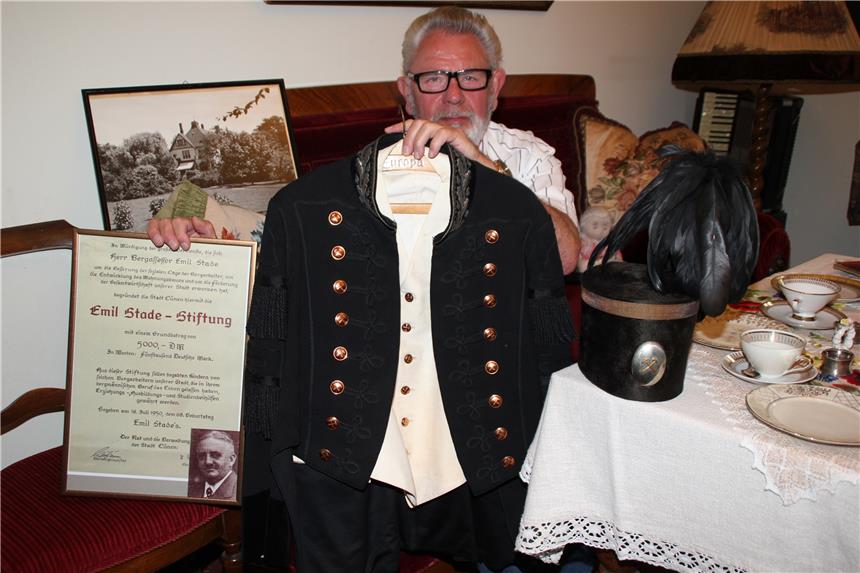 4 Geheimtipps: Hier lässt sich Bergbau-Geschichte erleben Der Brambauer Bergarbeiterwohnmuseumsleiter Hermann Abels mit Exponaten von Emil Stade, dem früheren Betriebsdirektor der Zeche Minister Achenbach.