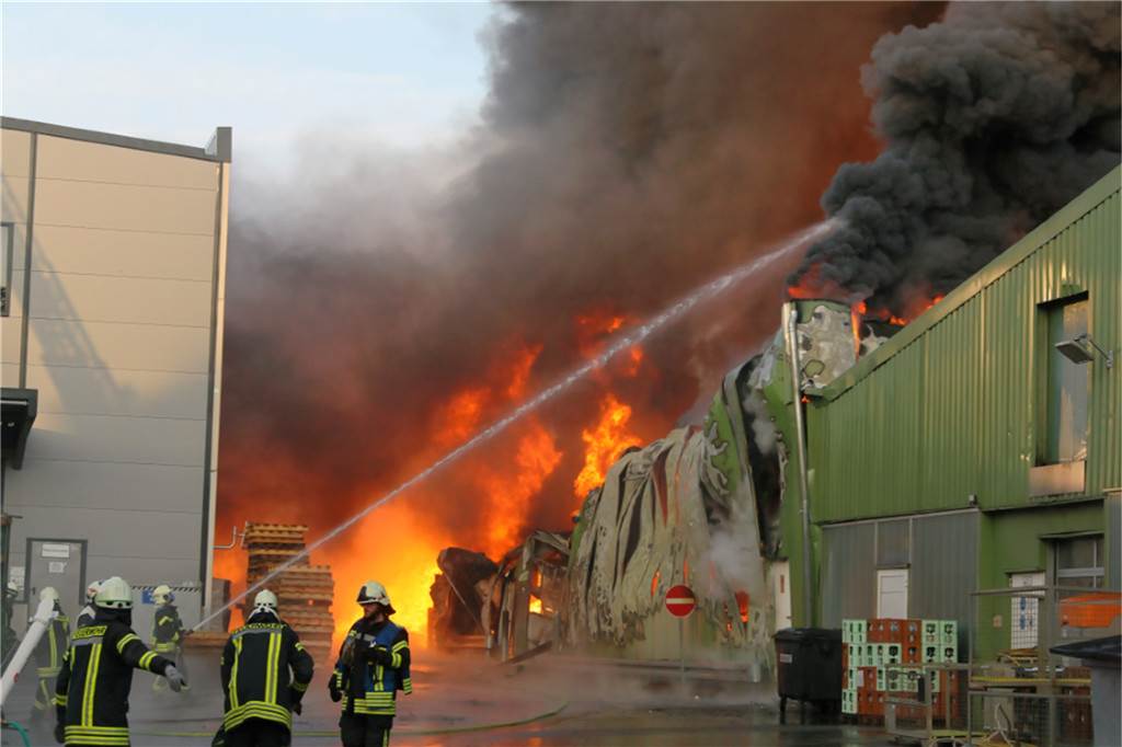 325 volle Tage im Einsatz: Das hat die Feuerwehr in Vreden 2021 geleistet Der Brand bei Wefapress hielt die Vredener Feuerwehrleute 40 Stunden lang in Atem.