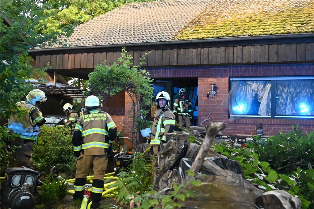 Karin und Ralf Gartmann können nach Brand nicht in ihr Haus zurück Feuerwehr vor dem Brandhaus.