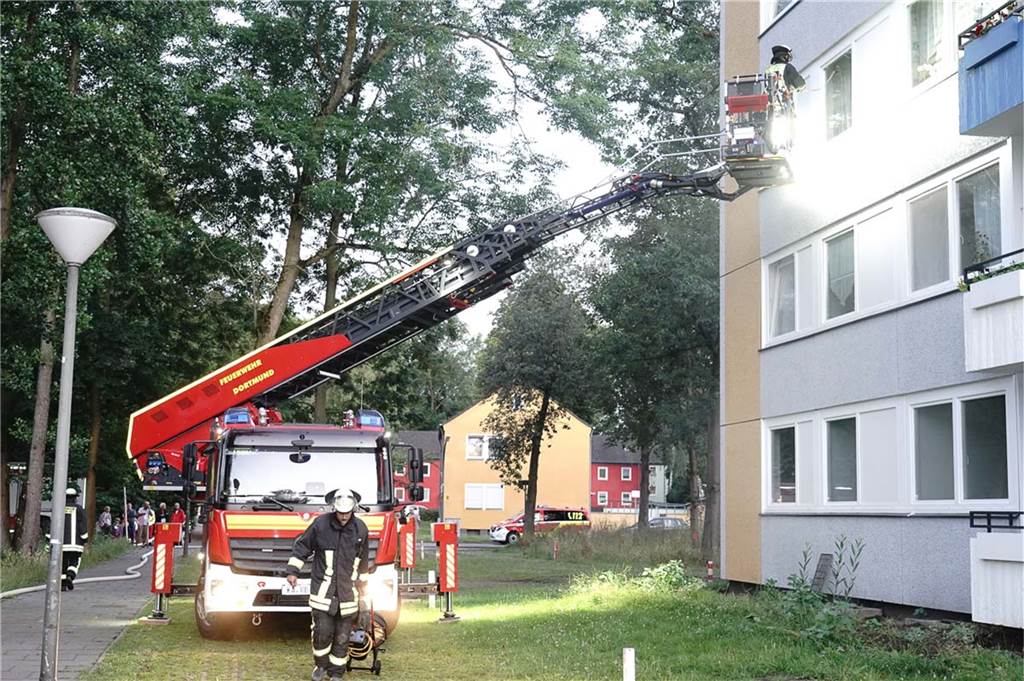 Feuerwehr löscht nachts Kellerbrand und holt Menschen aus dem Haus Der Brand im Keller löste einen Einsatz im gesamten viergeschossigen Wohnhaus aus.
