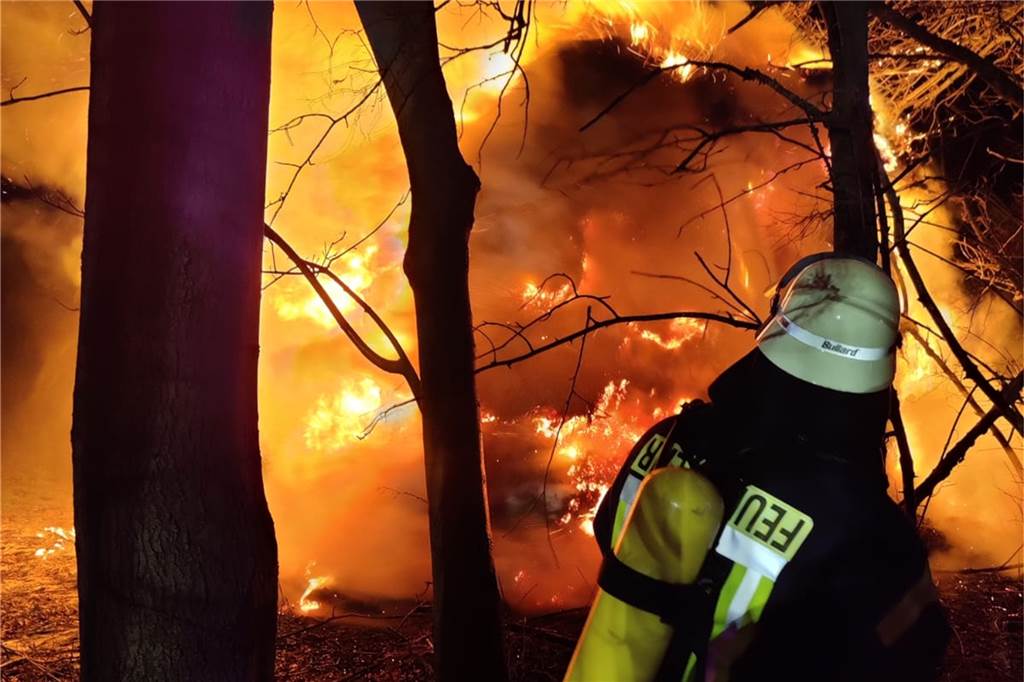 Die Woche in Werne: Heuballen-Brand, Astrazeneca-Impfung und Maikirmes-Absage Der Brand von rund 40 Heuballen in Stockum ist wahrscheinlich ein Fall von Brandstiftung.
