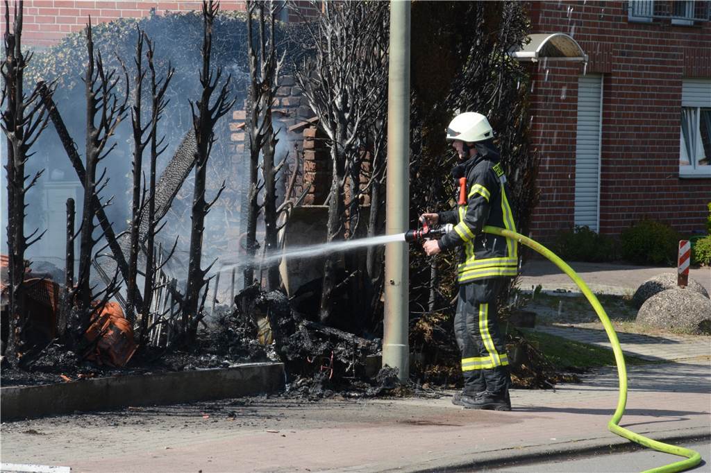 Der Brand war im Bereich des Carports ausgebrochen. 